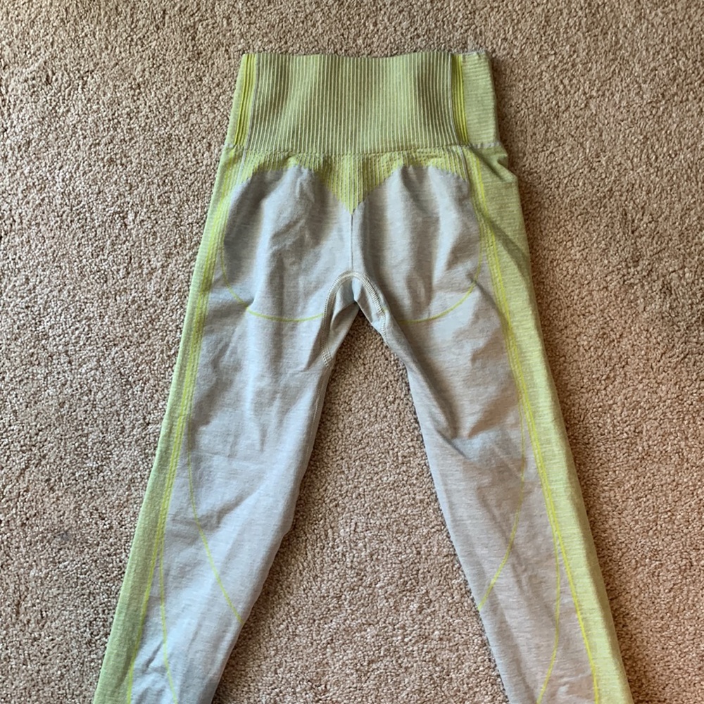 Gymshark cropped yoga pants - Picture 3 of 3